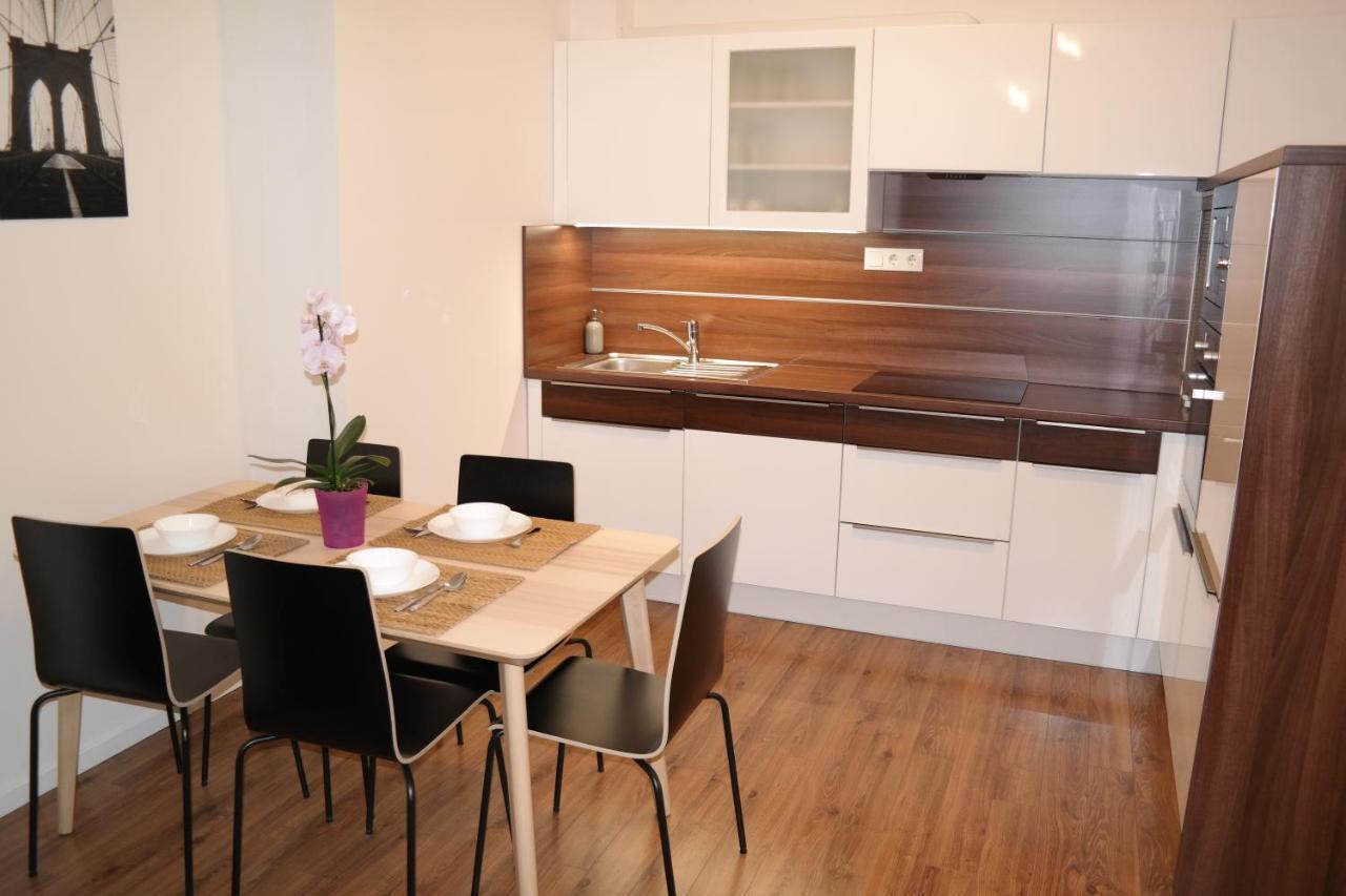Riverside Apartman With Free Parking غيور المظهر الخارجي الصورة