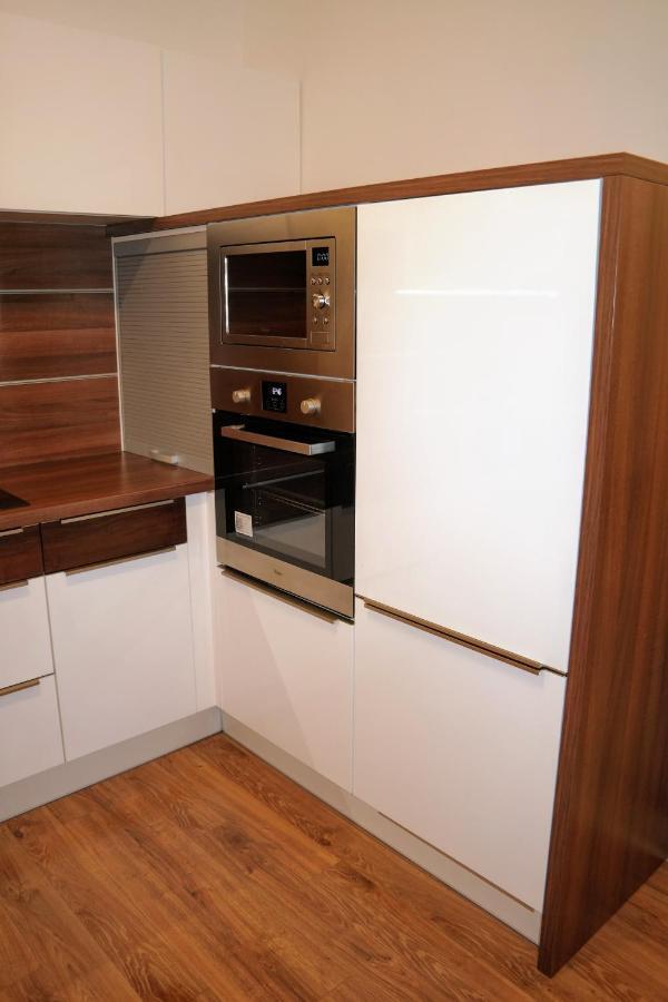 Riverside Apartman With Free Parking غيور المظهر الخارجي الصورة